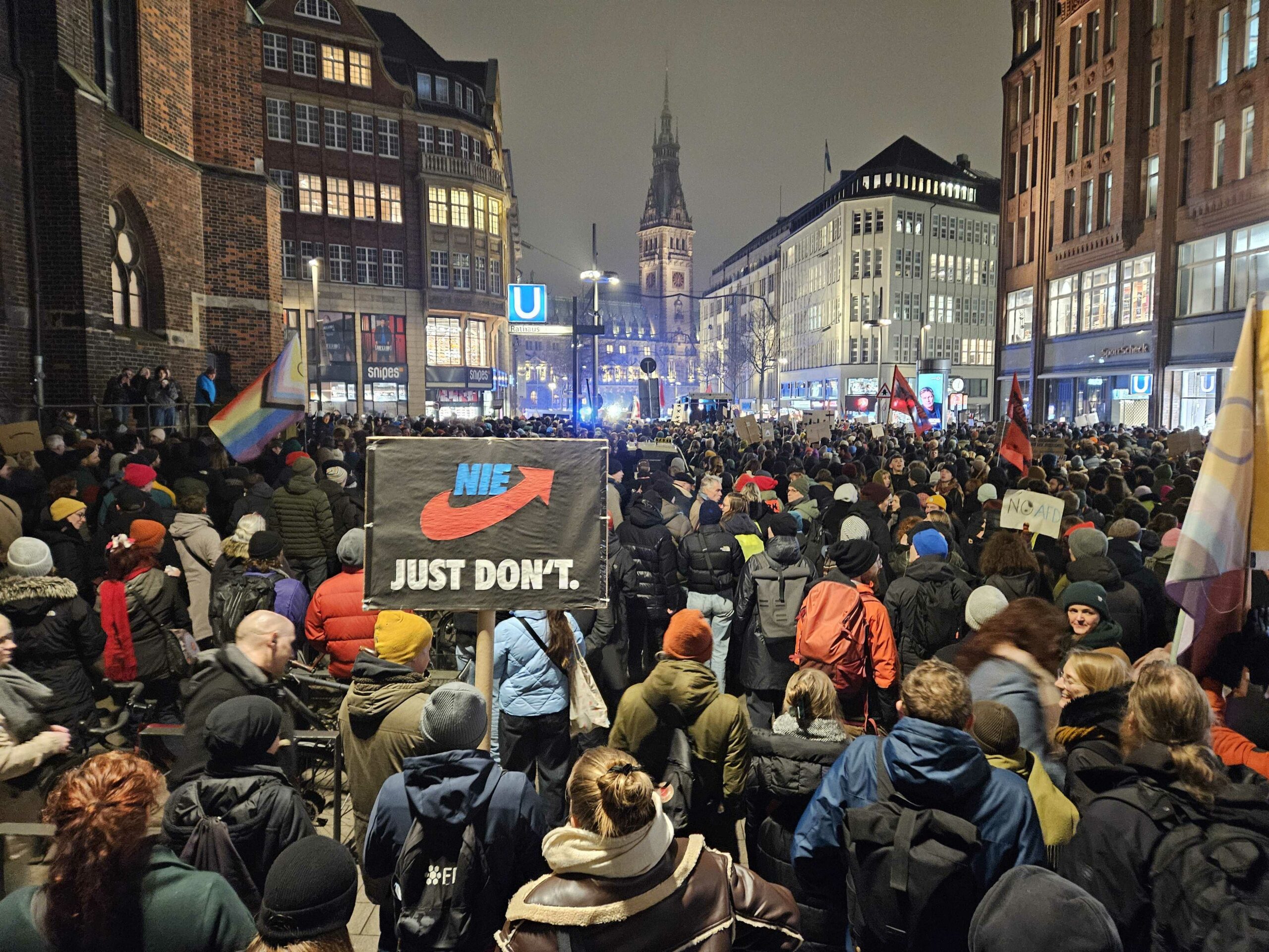 Die Demonstration ist an der Blockade vor dem Rathausmarkt angekommen.