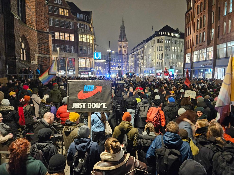 Der Demonstration ist an der Blockade vor dem Rathausmarkt angekommen.