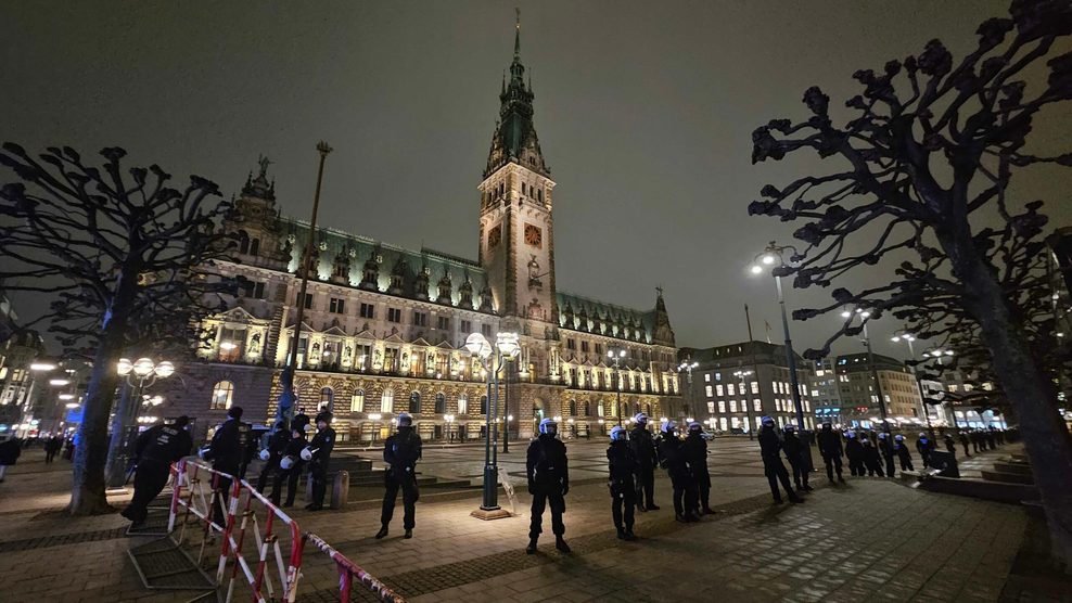 Kein Durchkommen: Alle Zugänge zum Rathaus sind dicht.