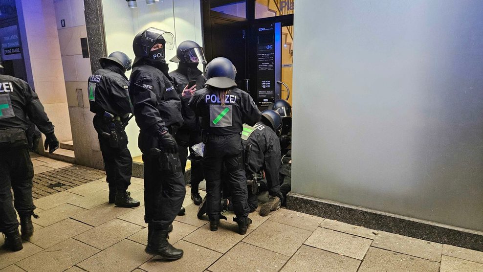 Die Polizei nimmt einen Demonstranten vorläufig fest.