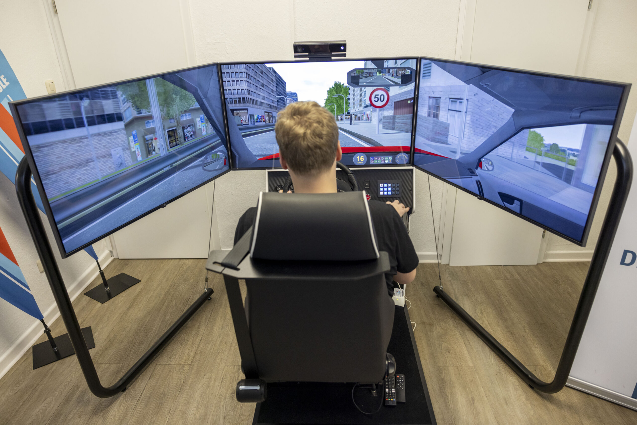 Tim Stelling (17) fährt am Simulator mit einem virtuellen Auto durch die Stadt.