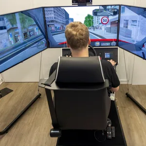 Tim Stelling (17) fährt am Simulator mit einem virtuellen Auto durch die Stadt.