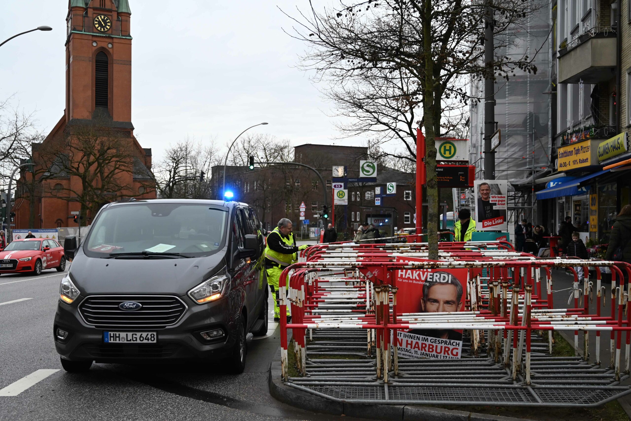 Im Umfeld der Friedrich-Ebert-Halle in Hamburg-Heimfeld werden Absperrgitter bereitgestellt.