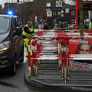 Im Umfeld der Friedrich-Ebert-Halle in Hamburg-Heimfeld werden Absperrgitter bereitgestellt.