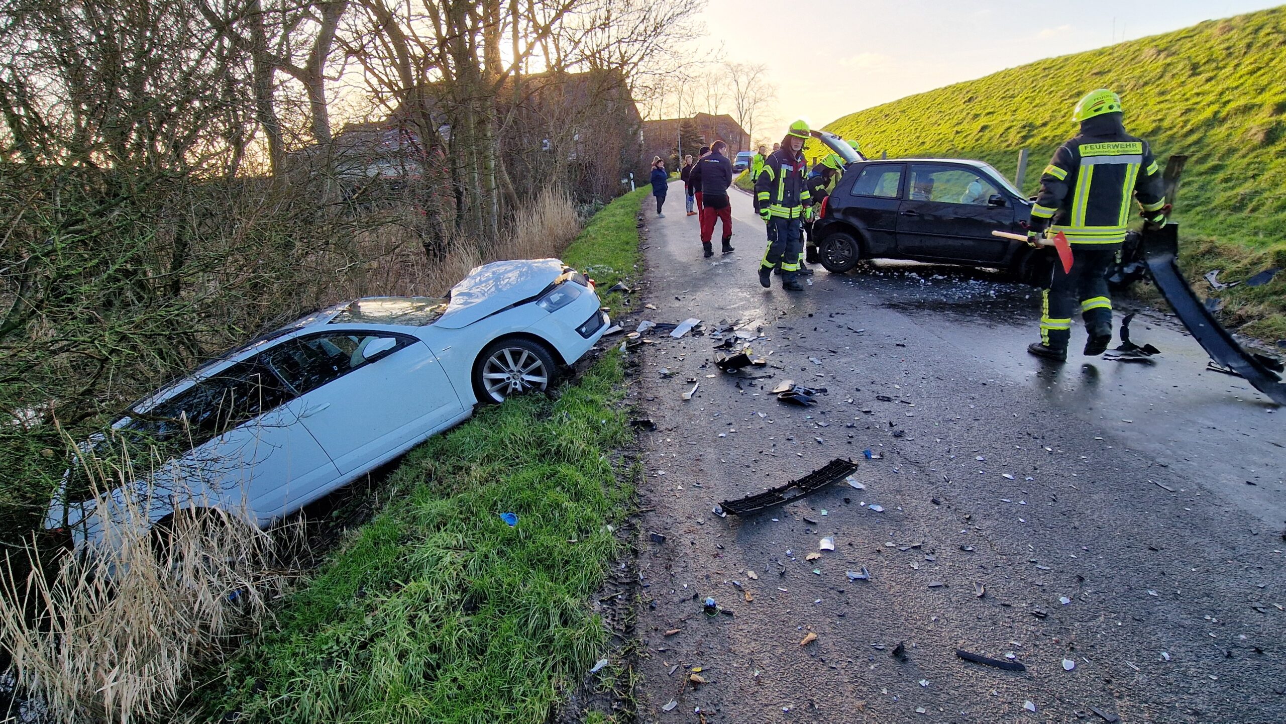 Die Dorfstraße glich einem Trümmerfeld.