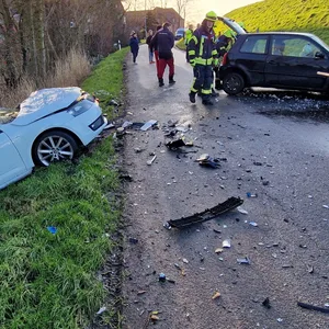 Die Dorfstraße glich einem Trümmerfeld.
