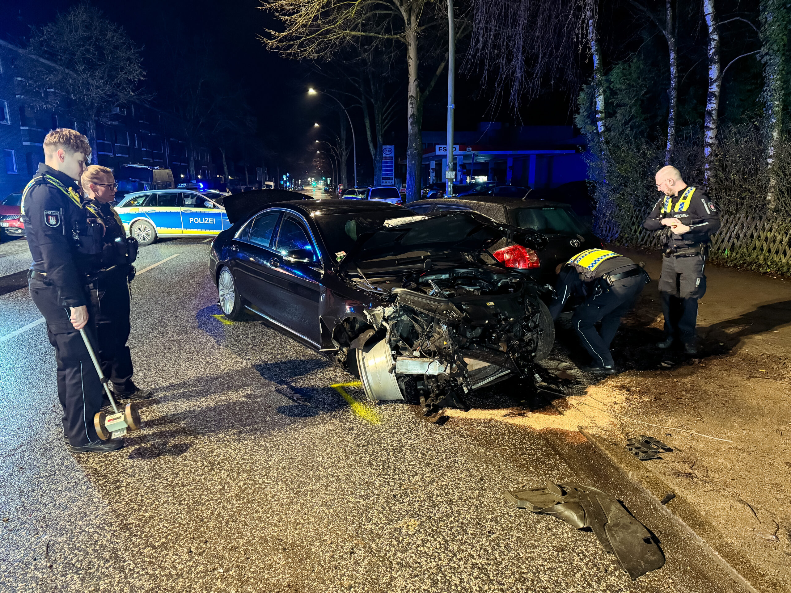 In diesem Mercedes saß der Fahrer, der aus bisher noch unbekannten Gründen die Kontrolle verlor. Mehrere Autos wurden bei dem Unfall beschädigt.