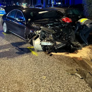 In diesem Mercedes saß der Fahrer, der aus bisher noch unbekannten Gründen die Kontrolle verlor. Mehrere Autos wurden bei dem Unfall beschädigt.