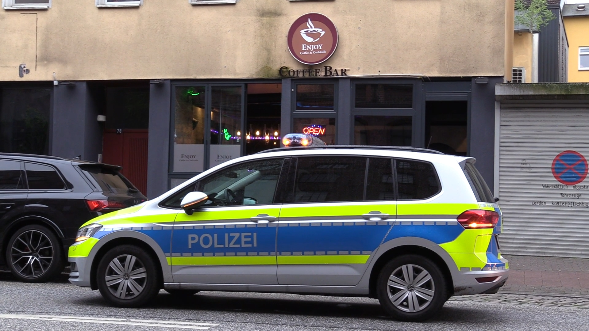 Bei Durchsung in Bar in Harburg – Polizei findet scarfe Schusswaffe bei jungen Mann