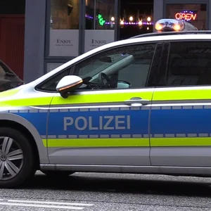 Bei Durchsung in Bar in Harburg – Polizei findet scarfe Schusswaffe bei jungen Mann
