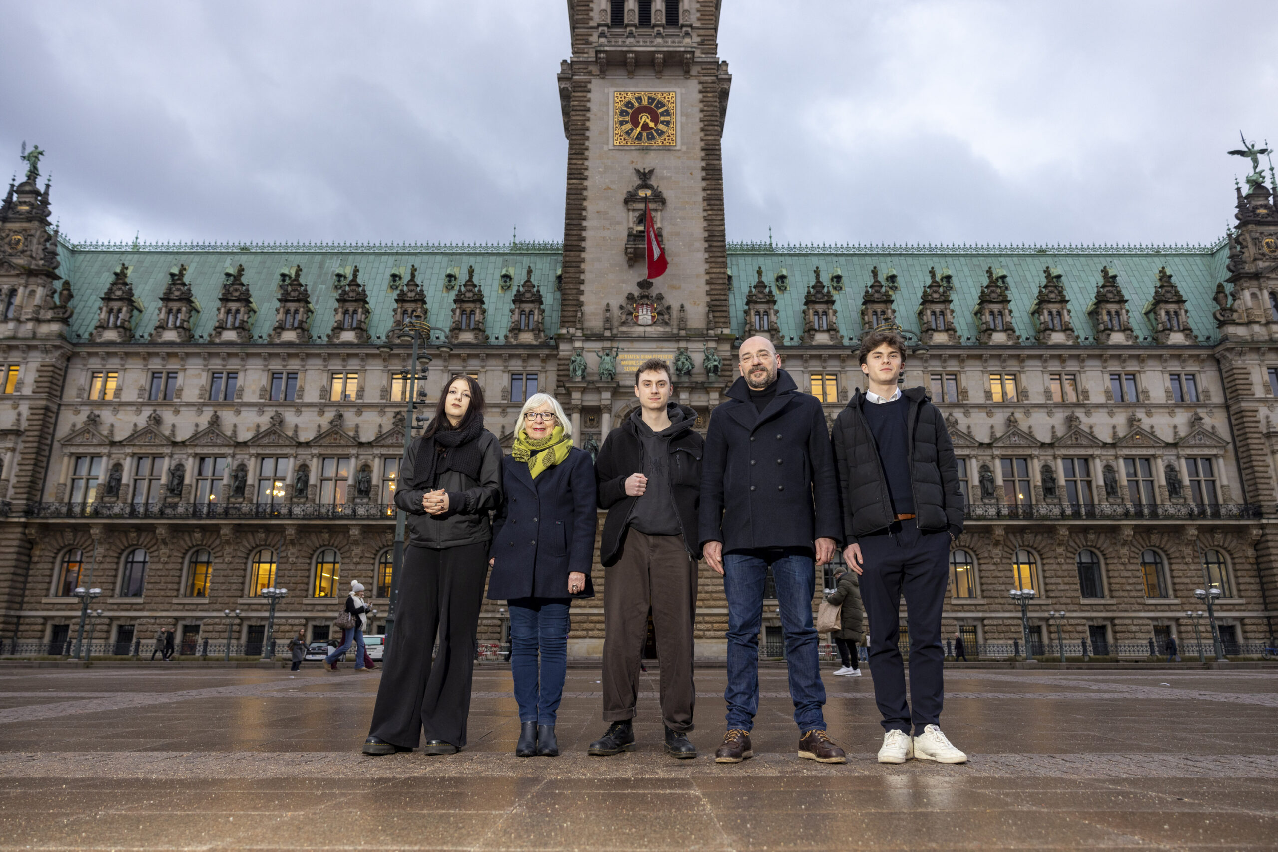 Paula Klewer, Brigitte Schüler, Leon G., Miran Bilic und Jakob Hornberger stehen vor dem Hamburger Rathaus