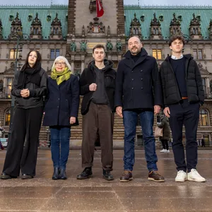 Paula Klewer, Brigitte Schüler, Leon G., Miran Bilic und Jakob Hornberger stehen vor dem Hamburger Rathaus