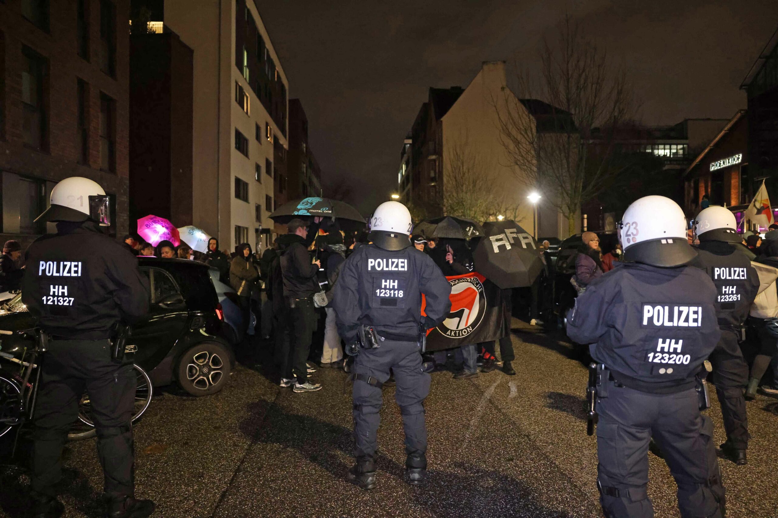 Vor dem Lanz-Studio demonstrieren rund 230 Menschen gegen die AfD-Politikerin.