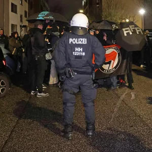 Vor dem Lanz-Studio demonstrieren rund 230 Menschen gegen die AfD-Politikerin.