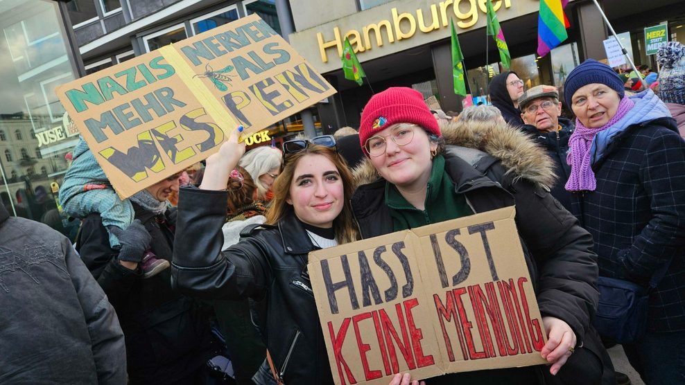 Julia (links) und Jasmin wollen jetzt häufiger auf Demos gehen.