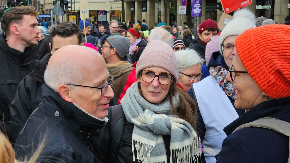 Bürgermeister Peter Tschentscher (SPD) auf der Demonstration in der Hamburger City.