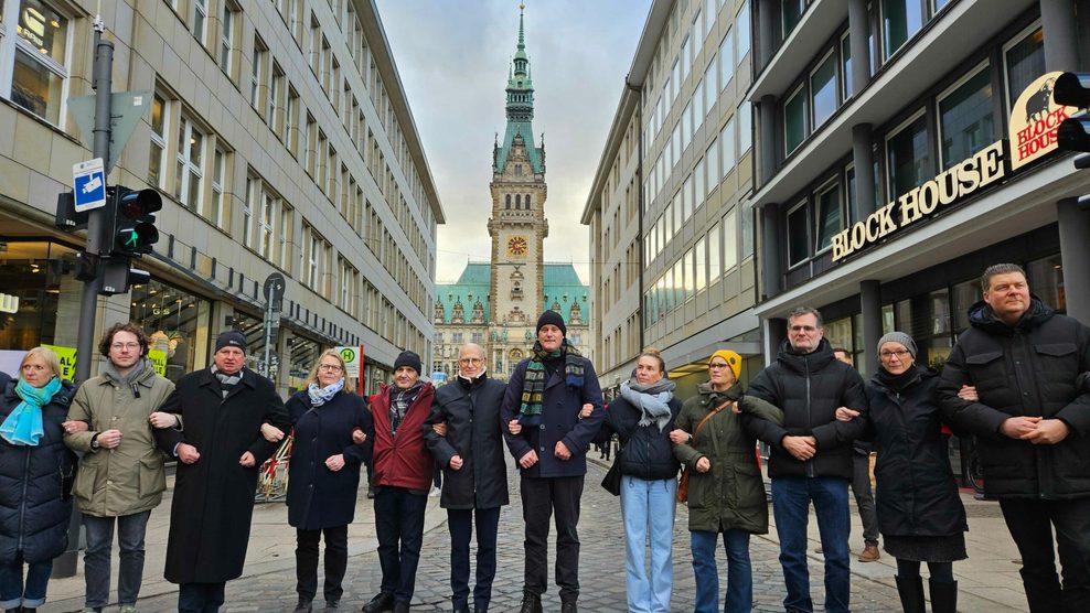 Die Menschenkette rund ums Rathaus, mitten drin unter anderem: Bürgermeister Peter Tschentscher (SPD), St. Pauli Präsident Oke Göttlich mit Ehefrau Luisa, Kanzleramtsminister Wolfgang Schmidt (SPD) Sozialsenatorin Melanie Schlotzhauer (SPD), Finanzsenator Andreas Dressel (SPD) und Schulsenatorin Ksenija Bekeris (SPD).