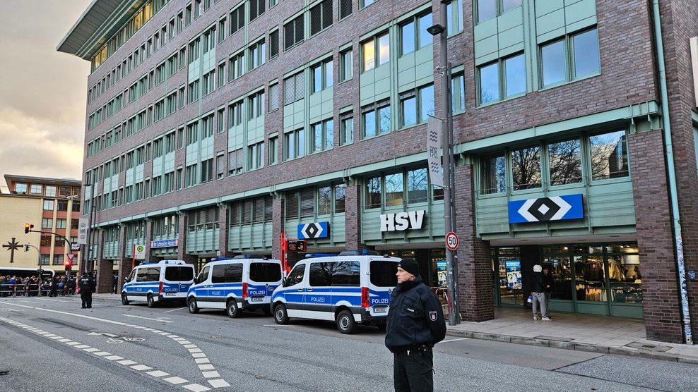 Die drei Polizeiwagen stehen vor dem AfD-Büro in der Hamburger Innenstadt.