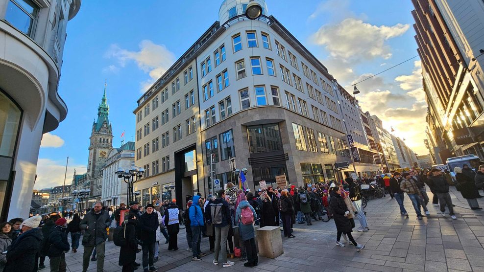 Die Menschenkette soll sich rund ums Hamburger Rathaus erstrecken.