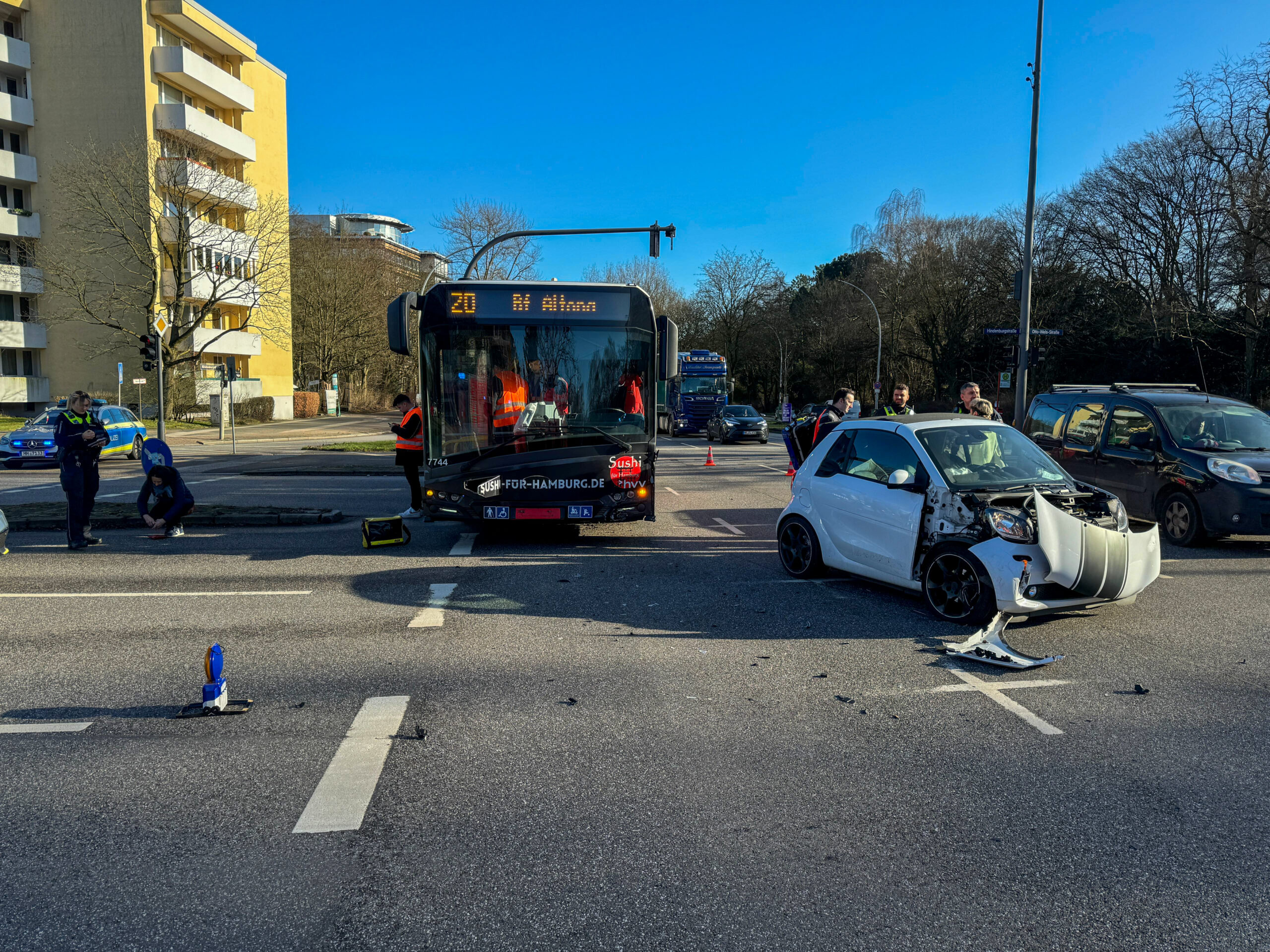 Die am Unfall beteiligten Fahrzeuge in Winterhude.