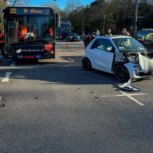 Die am Unfall beteiligten Fahrzeuge in Winterhude.