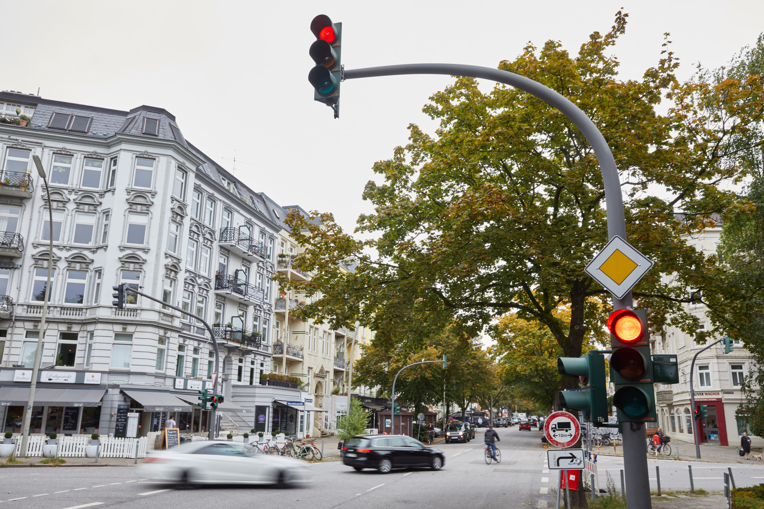 Wer fährt oder läuft über Rot? Der ADAC hat eine neue Erhebung dazu veröffentlicht.