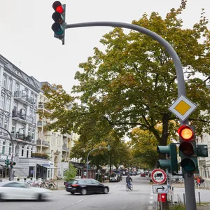 Wer fährt oder läuft über Rot? Der ADAC hat eine neue Erhebung dazu veröffentlicht.