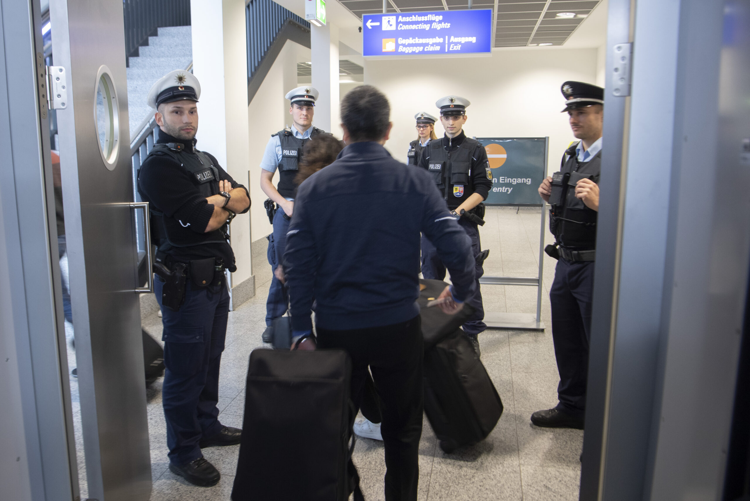 Weil er ohne Führerschein fuhr – Bundespolizisten stoppen Mann am Flughafen