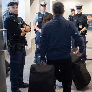 Weil er ohne Führerschein fuhr – Bundespolizisten stoppen Mann am Flughafen