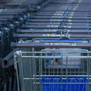 Diebe habe Dutzende Einkaufswagen aus einer Edeka-Filiale geklaut (Symbolbild).