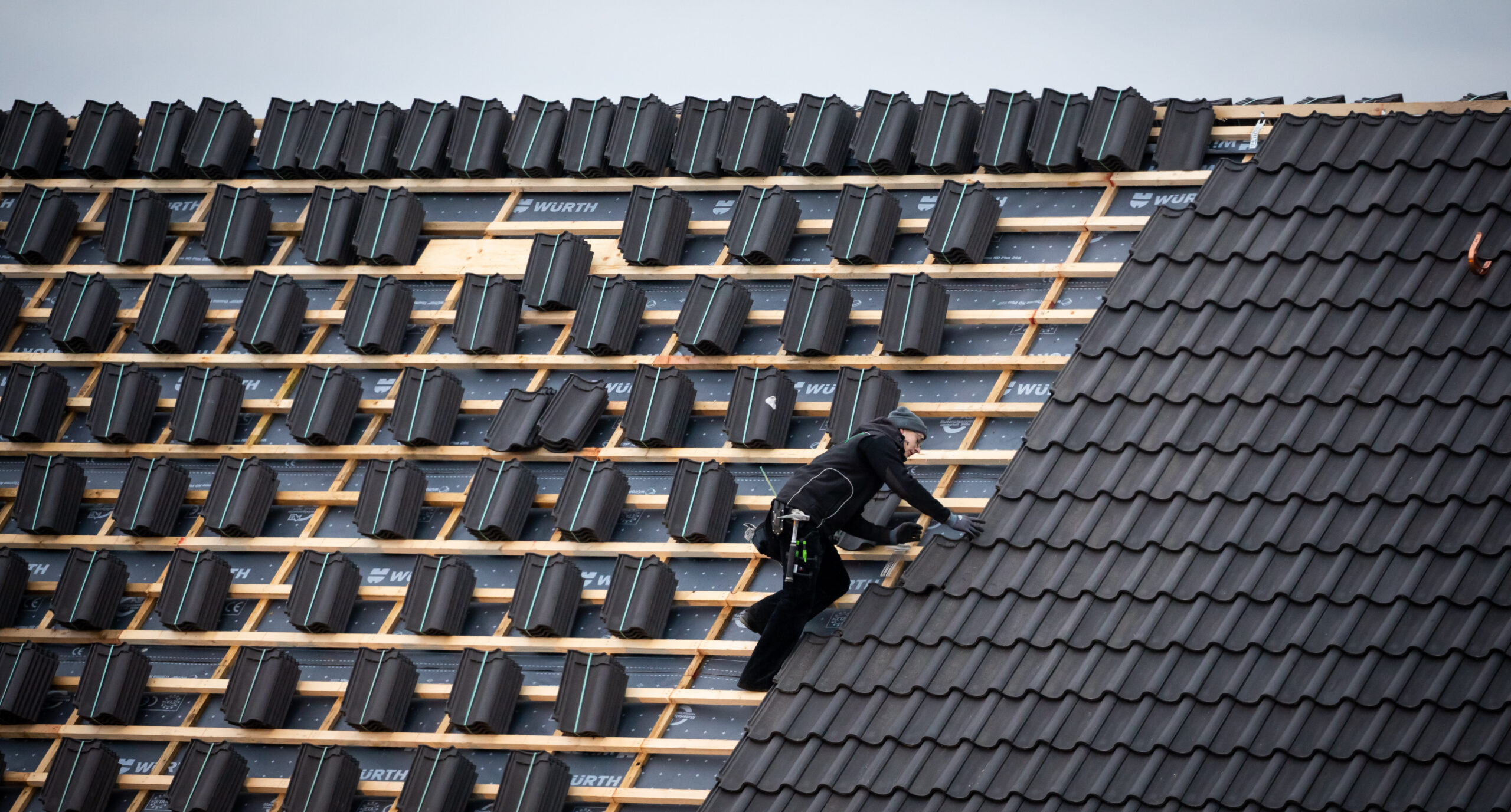 Ein Dachdecker bei der Arbeit.