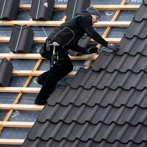 Ein Dachdecker bei der Arbeit.
