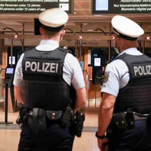 Zwei Polizisten vor der Einreisekontrolle am Hamburger Flughafen