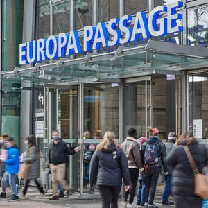 Die Europa-Passage von außen, viele Menschen stehe vor der Tür oder gehen durch Sie hindurch.