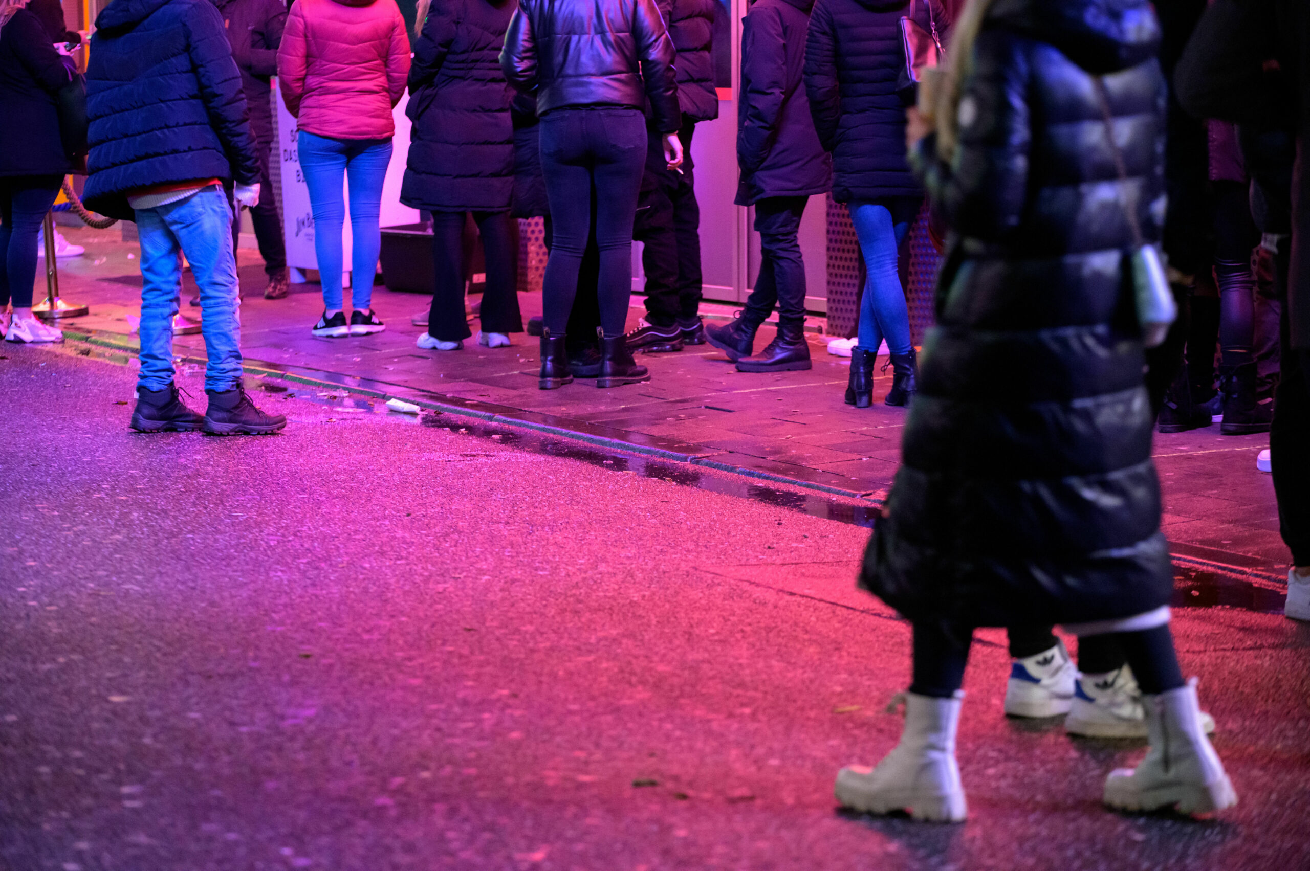 Zahlreiche Partygänger warten vor einem Club (Symbolfoto).