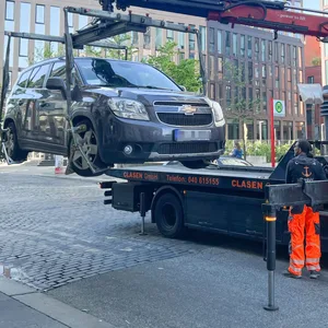 Ein Pkw wird von einem Abschleppdienst an den Haken genommen.