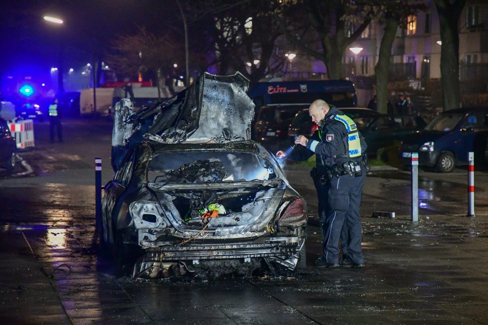 Gewaltexzesse zu Silvester in Steilshoop. Streifenwagen in Brand gesteckt