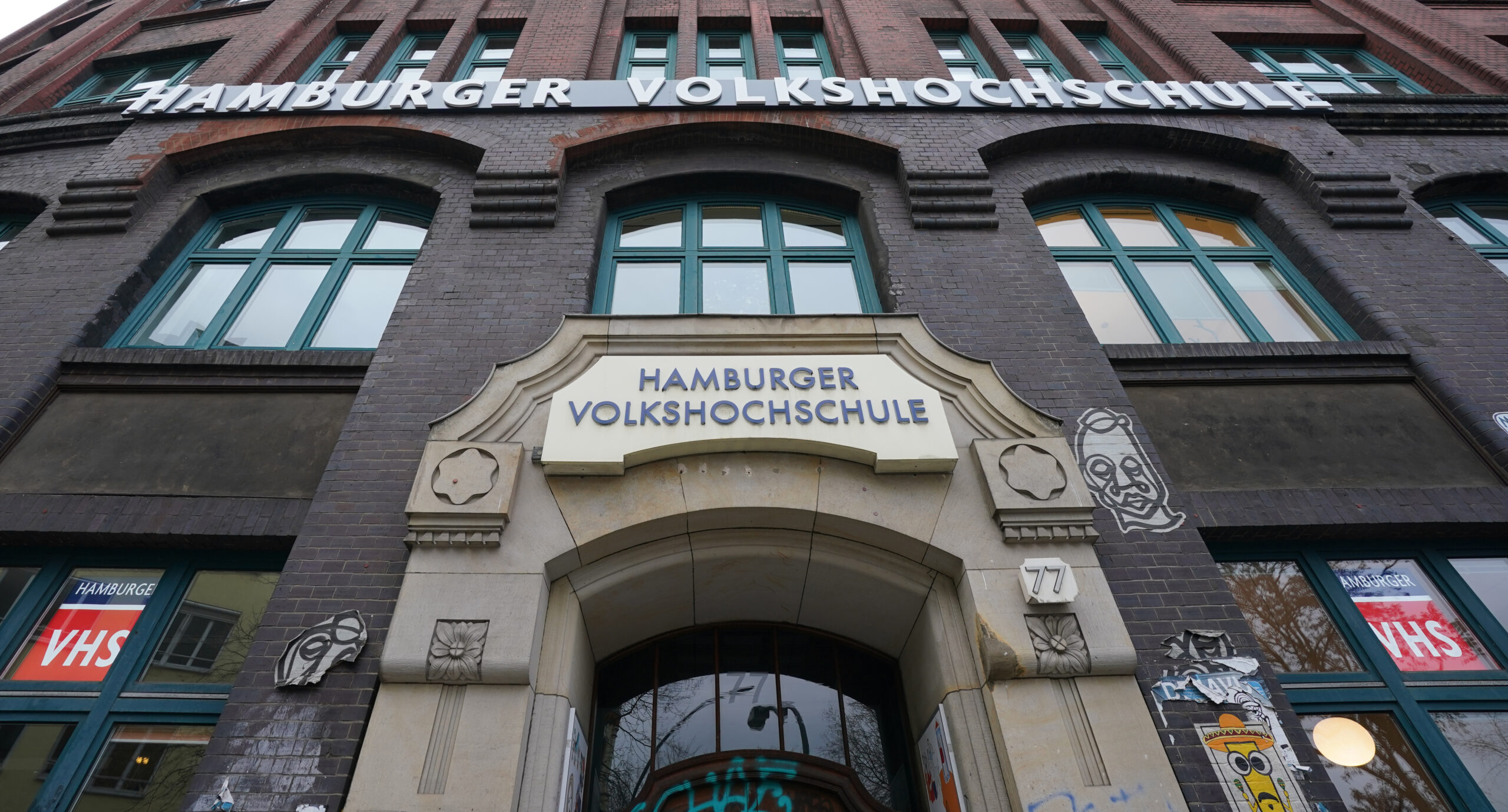 Blick auf den Eingang der Hamburger Volkshochschule (VHS) Mitte/Eimsbüttel in der Schanzenstraße.