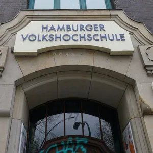 Blick auf den Eingang der Hamburger Volkshochschule (VHS) Mitte/Eimsbüttel in der Schanzenstraße.