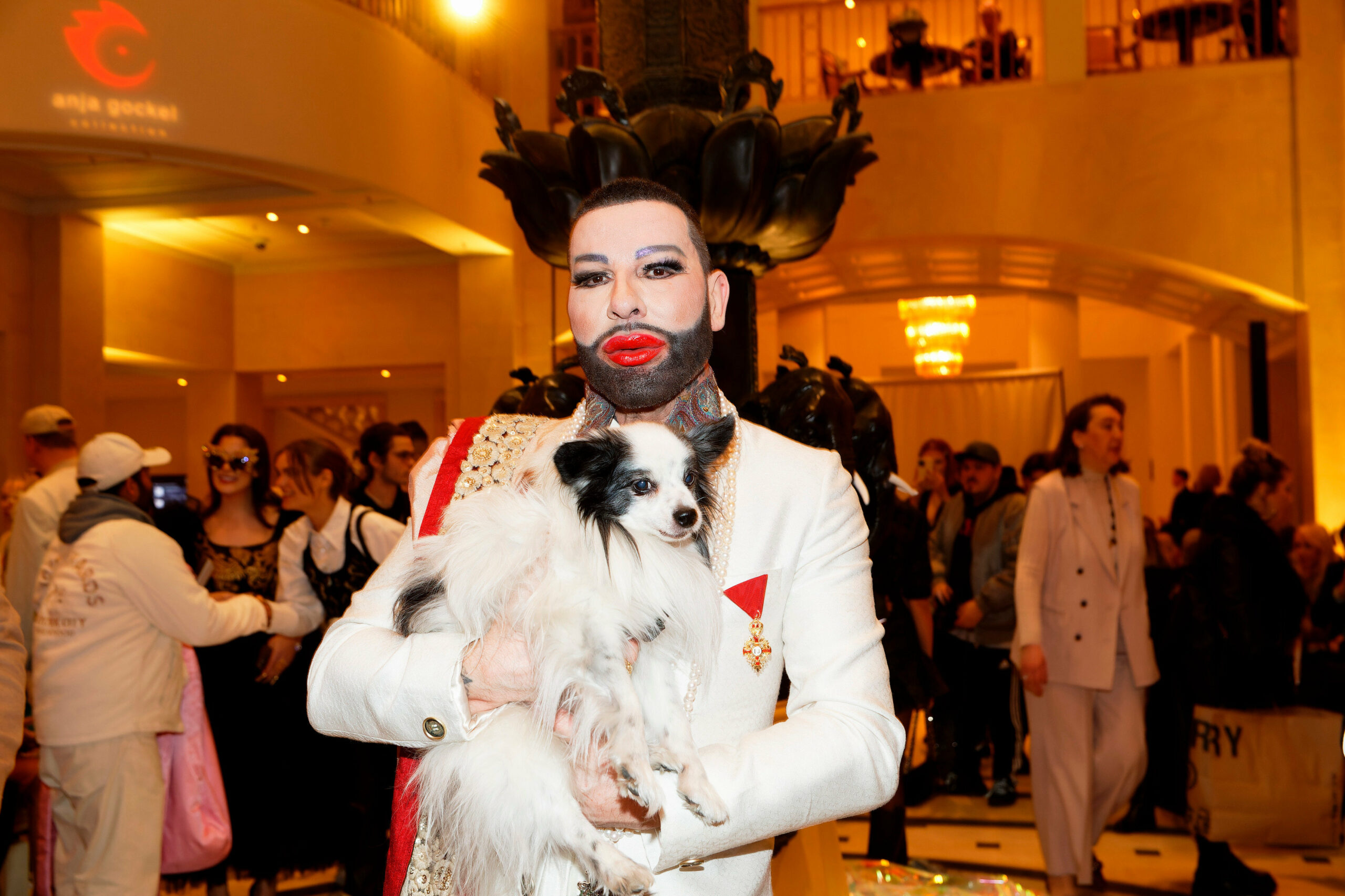 Harald Glööckler mit Hund Billy King bei der Fashion Show von Anja Gockel im Rahmen der Berlin Fashion Week im Hotel Adlon Kempinski Berlin.