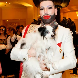 Harald Glööckler mit Hund Billy King bei der Fashion Show von Anja Gockel im Rahmen der Berlin Fashion Week im Hotel Adlon Kempinski Berlin.