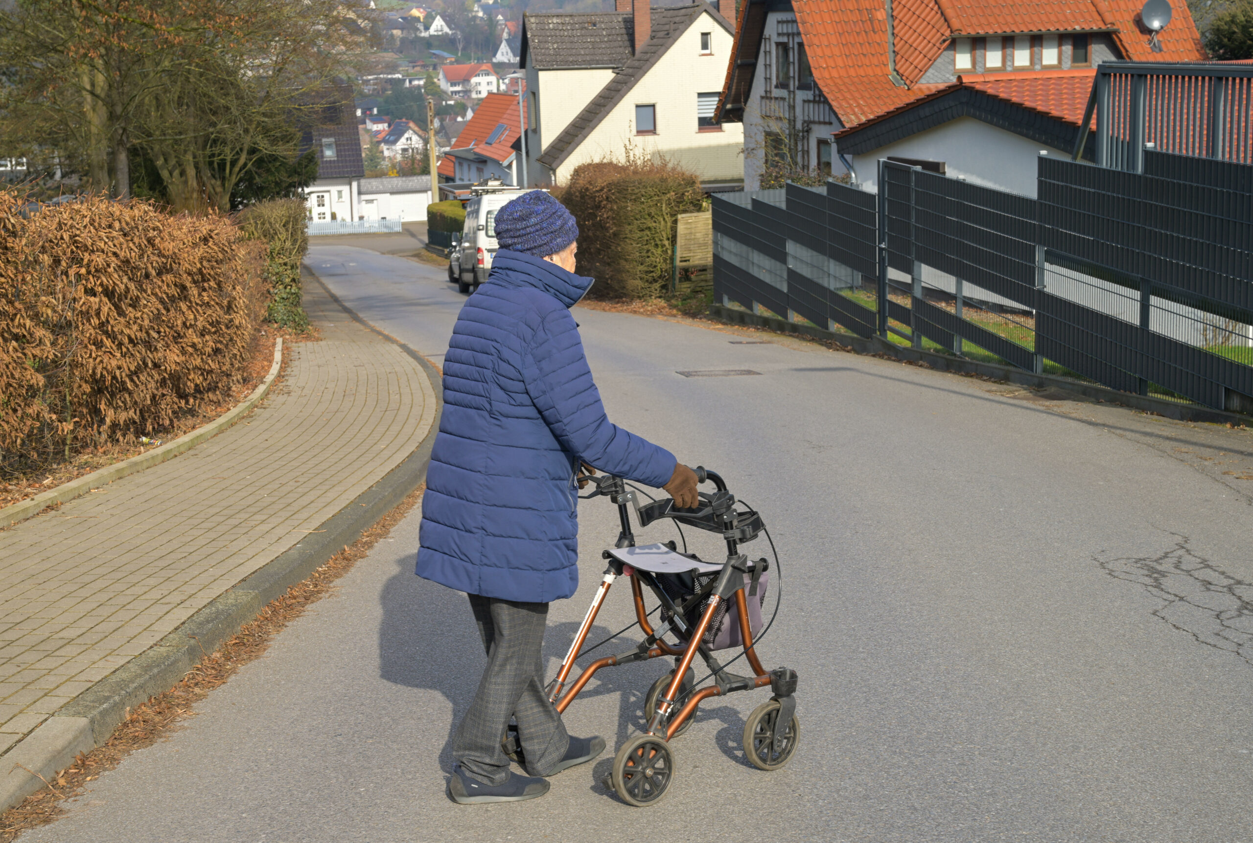 Männer greifen Seniorin in Ependorf an und versuchen ihre handtasche zu rauben. 91-Jährige wehrt sich ernergisch