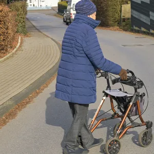 Männer greifen Seniorin in Ependorf an und versuchen ihre handtasche zu rauben. 91-Jährige wehrt sich ernergisch