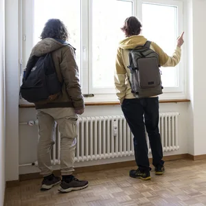 Zwei Männer bei Wohnungsbesichtigung