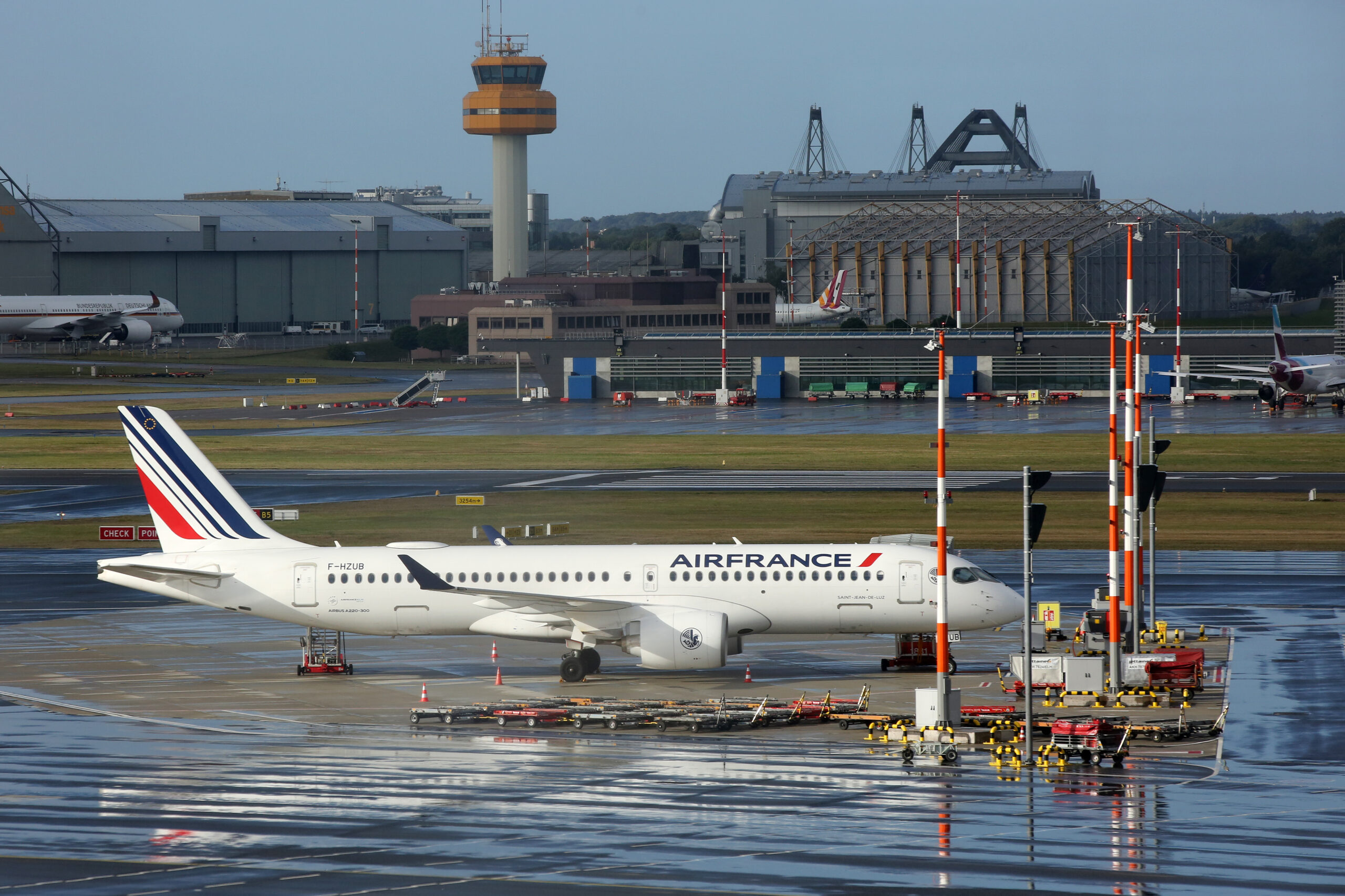 Ein Maschine der französischen Fluggesellschaft Air France steht auf dem Flughafen Hamburg.