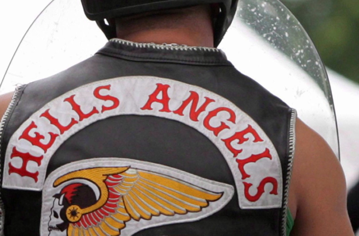 Eine Person mit einer Lederkutte der Hells Angels