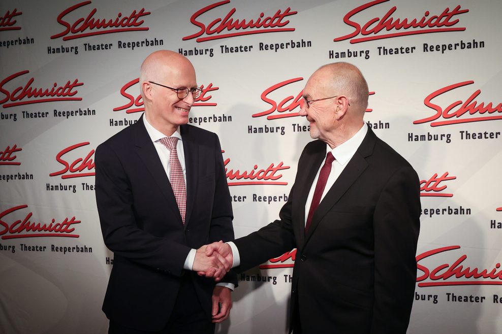 Peter Tschentscher (SPD), Erster Bürgermeister der Freien und Hansestadt Hamburg, gratuliert Norbert Aust