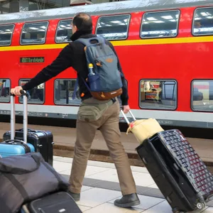 Ein Mann vor einem Regionalzug