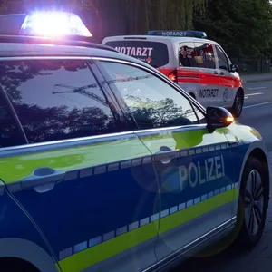 Polizei und Notarzt im Einsatz (Symbolfoto).