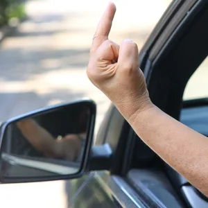 Ein Autofahrer zeigt den Mittelfinger (Symbolbild)